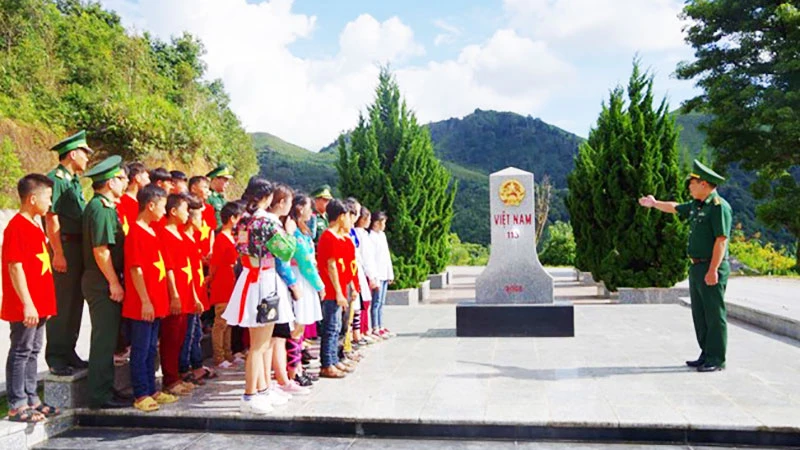 Kiên quyết đấu tranh với các quan điểm sai trái, thù địch