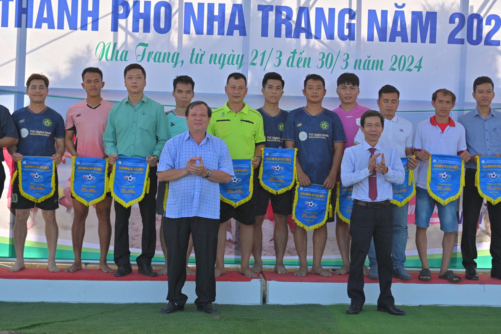 Nha Trang City’s leader giving souvenir flags to the teams

