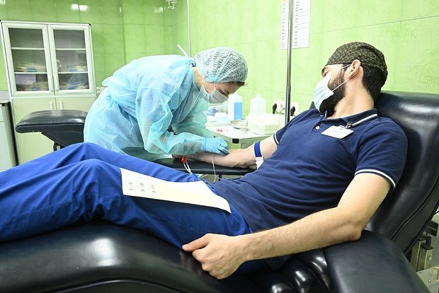 Người dân Nga đi hiến máu hỗ trợ điều trị các nạn nhân vụ khủng bố. Ảnh: Lenta 

