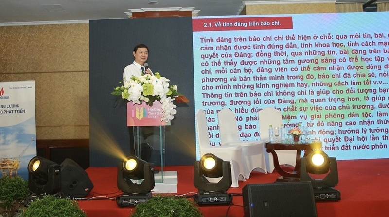 Đồng chí Ngô Minh Tuấn, Tổng Biên tập Tạp chí Xây dựng Đảng trình bày tham luận tại Diễn đàn báo chí toàn quốc năm 2024. (Ảnh: nguoilambao.vn)

