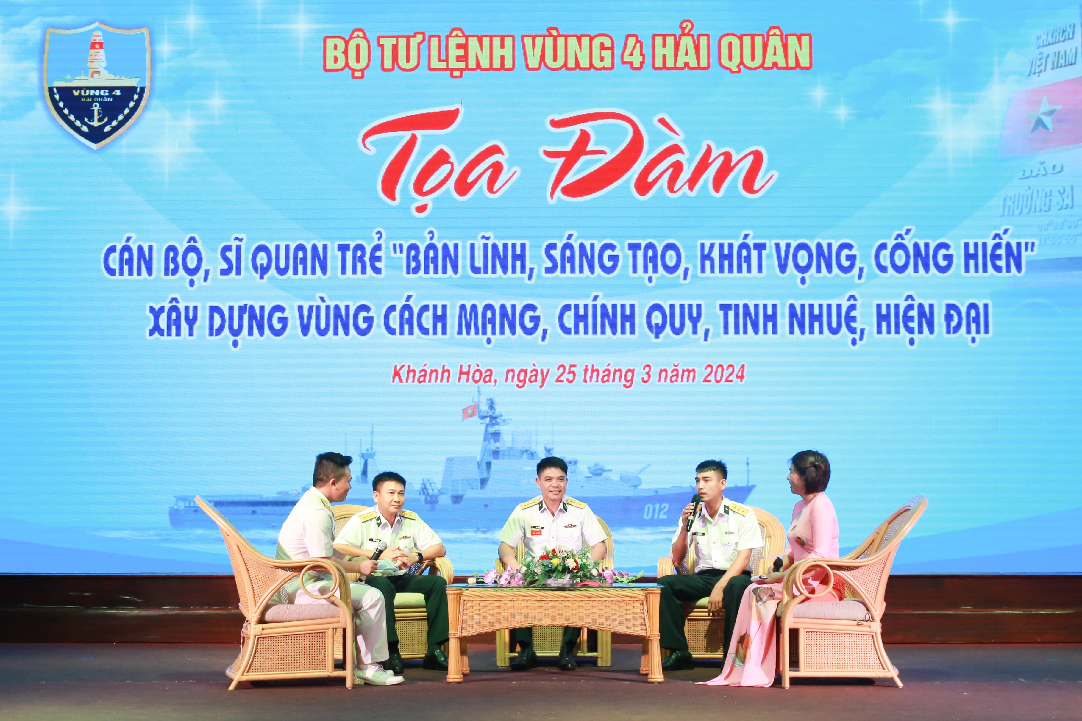 Các cán bộ, sĩ quan trẻ tham gia toạ đàm.