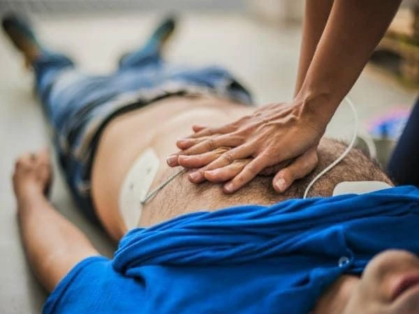Cách ép tim, thổi ngạt cấp cứu người ngừng tuần hoàn