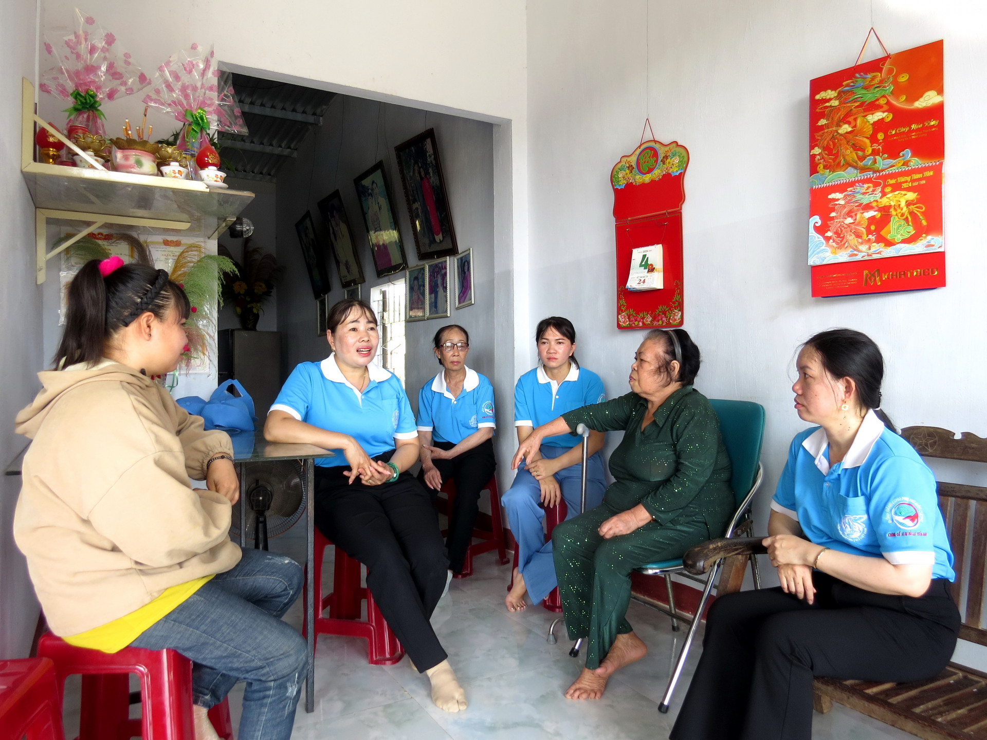 Cán bộ, hội viên phụ nữ xã Diên Thọ hỏi thăm, động viên gia đình phụ nữ được hỗ trợ xây dựng mái ấm tình thương.