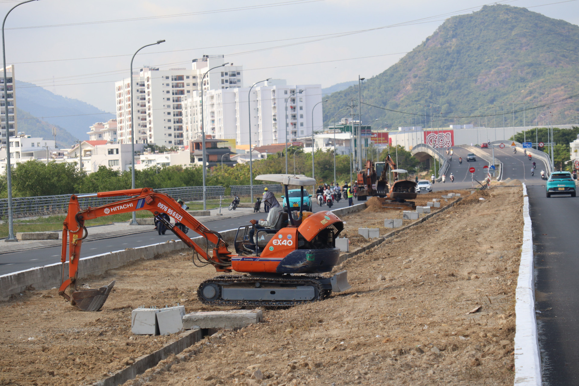 Việc trồng cây xanh trên dải phân cách đường Vành đai 2 sẽ hoàn thành vào cuối tháng 3.