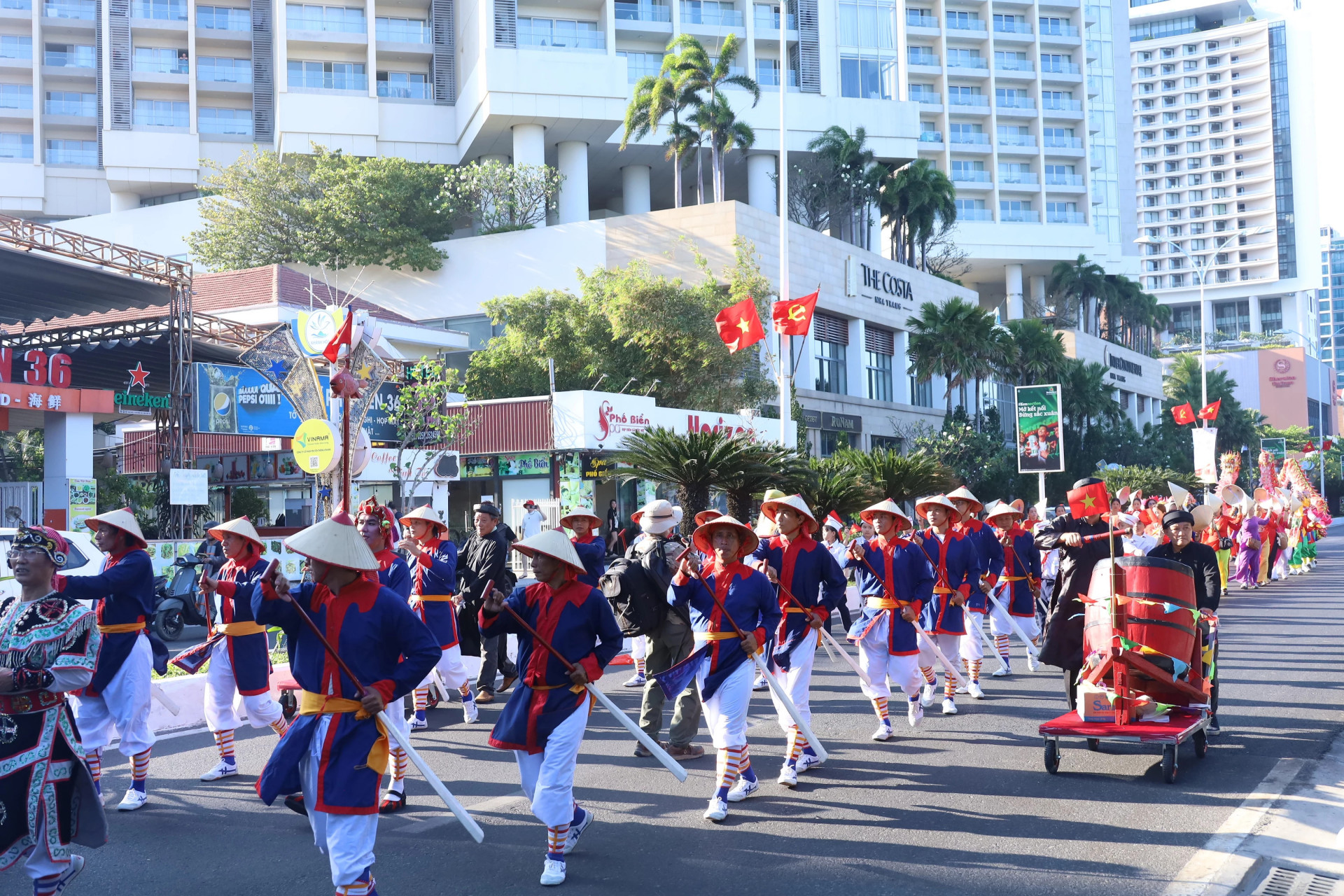 Performance of the fishermen of Vinh Nguyen Ward during the procession of the whale 

