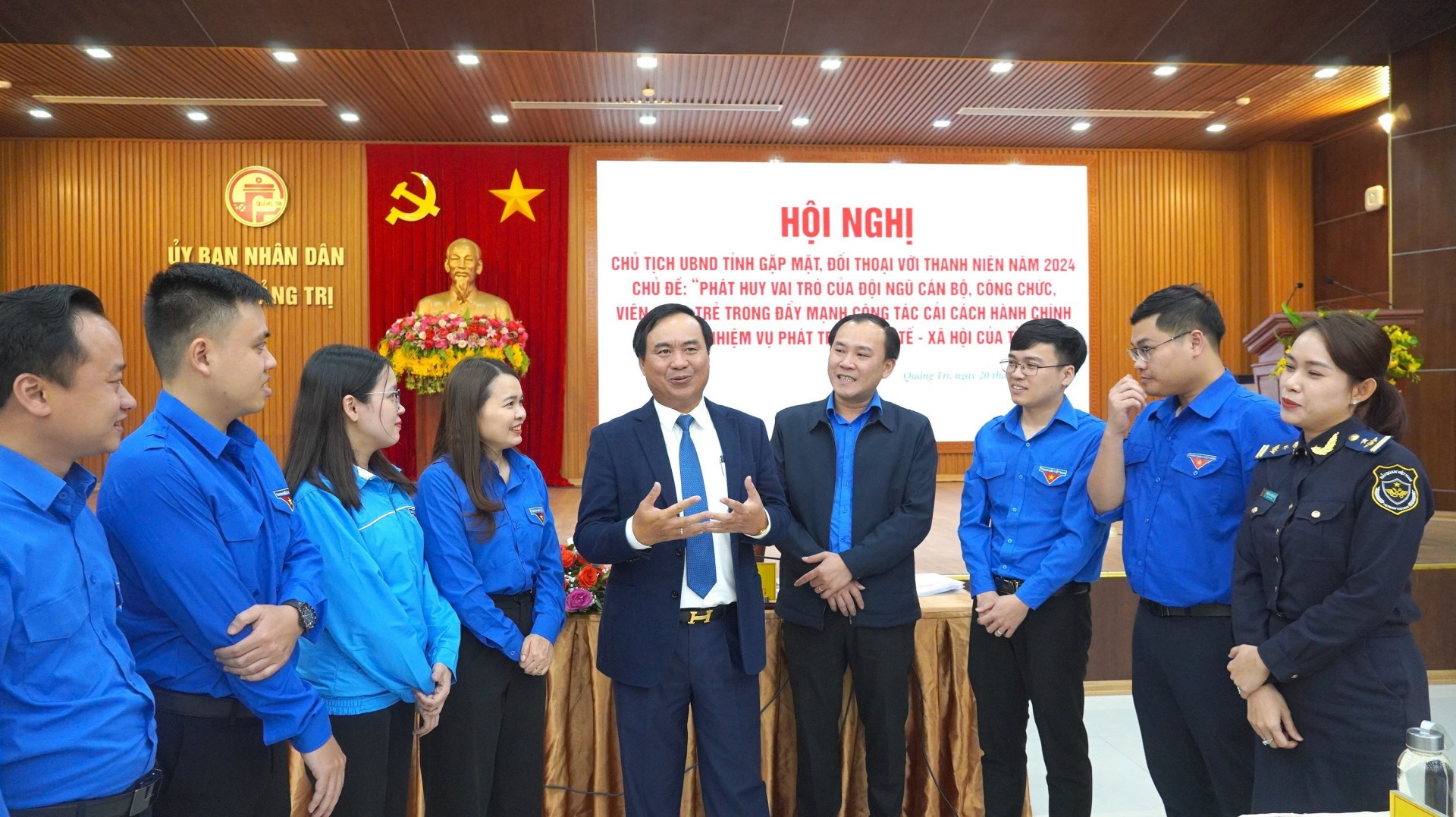 Đồng chí Chủ tịch Ủy ban nhân dân tỉnh Quảng Trị trao đổi với thanh niên tại Chương trình Chủ tịch Ủy ban nhân dân tỉnh gặp mặt, đối thoại với thanh niên năm 2024_Ảnh: TTXVN

