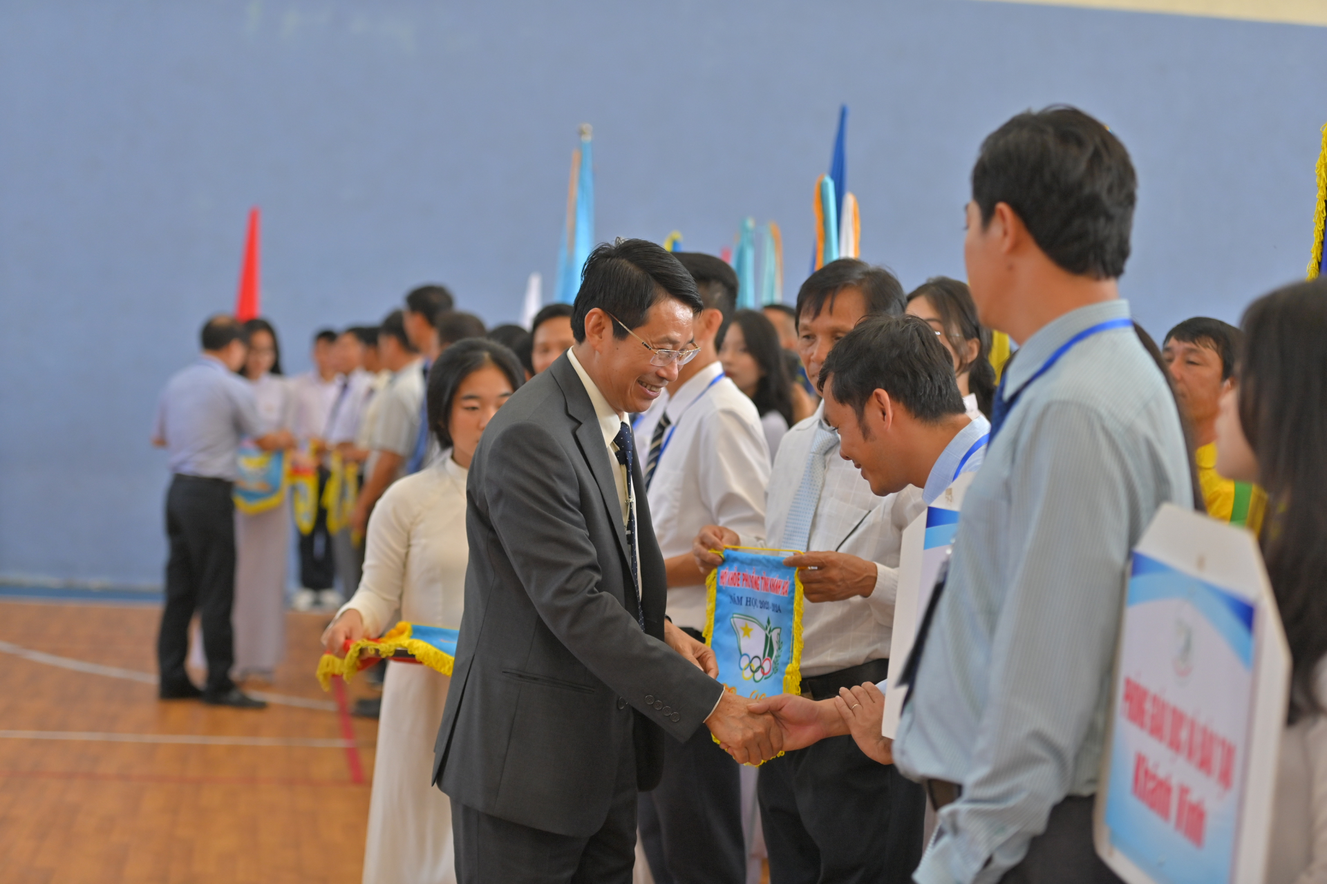 Dinh Van Thieu, Deputy Chairman of the Provincial Peoples Committee and head of the steering committee of the festival, giving souvenir flags to the participating teams

