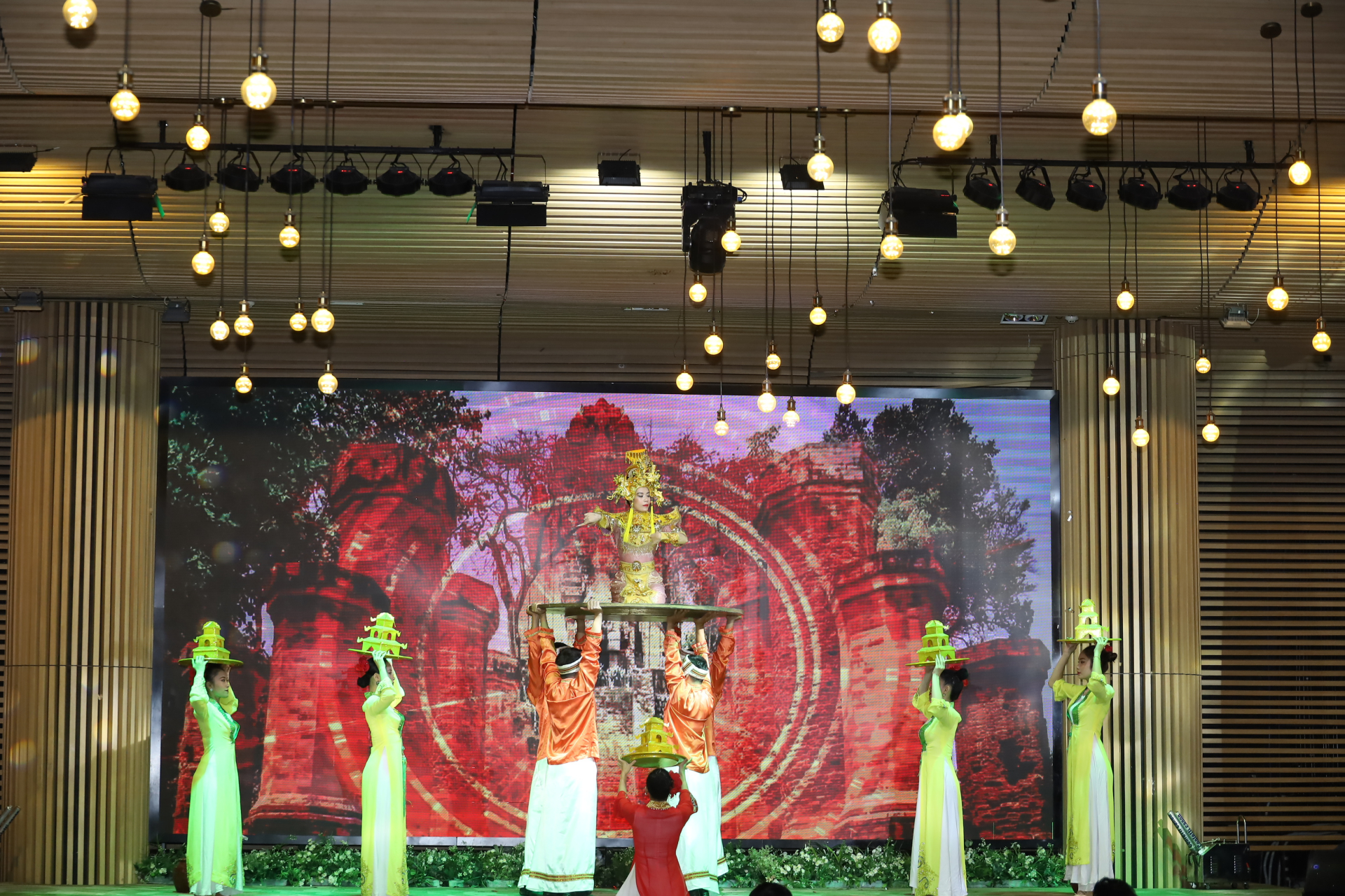 A dance performance by Hai Dang Song and Dance Troupe

