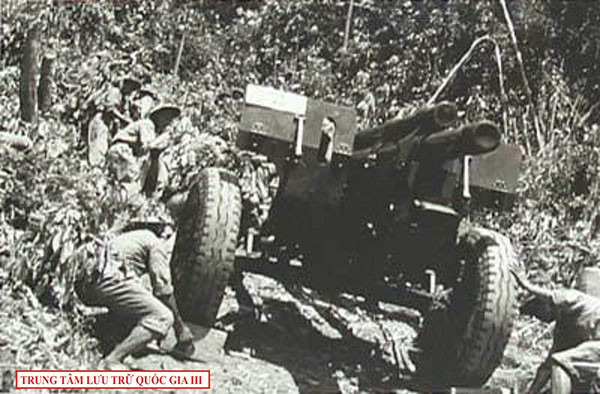 Bộ đội ta kéo pháo qua các đèo dốc ghềnh đến vị trí chờ ngày nổ súng, 1954.

