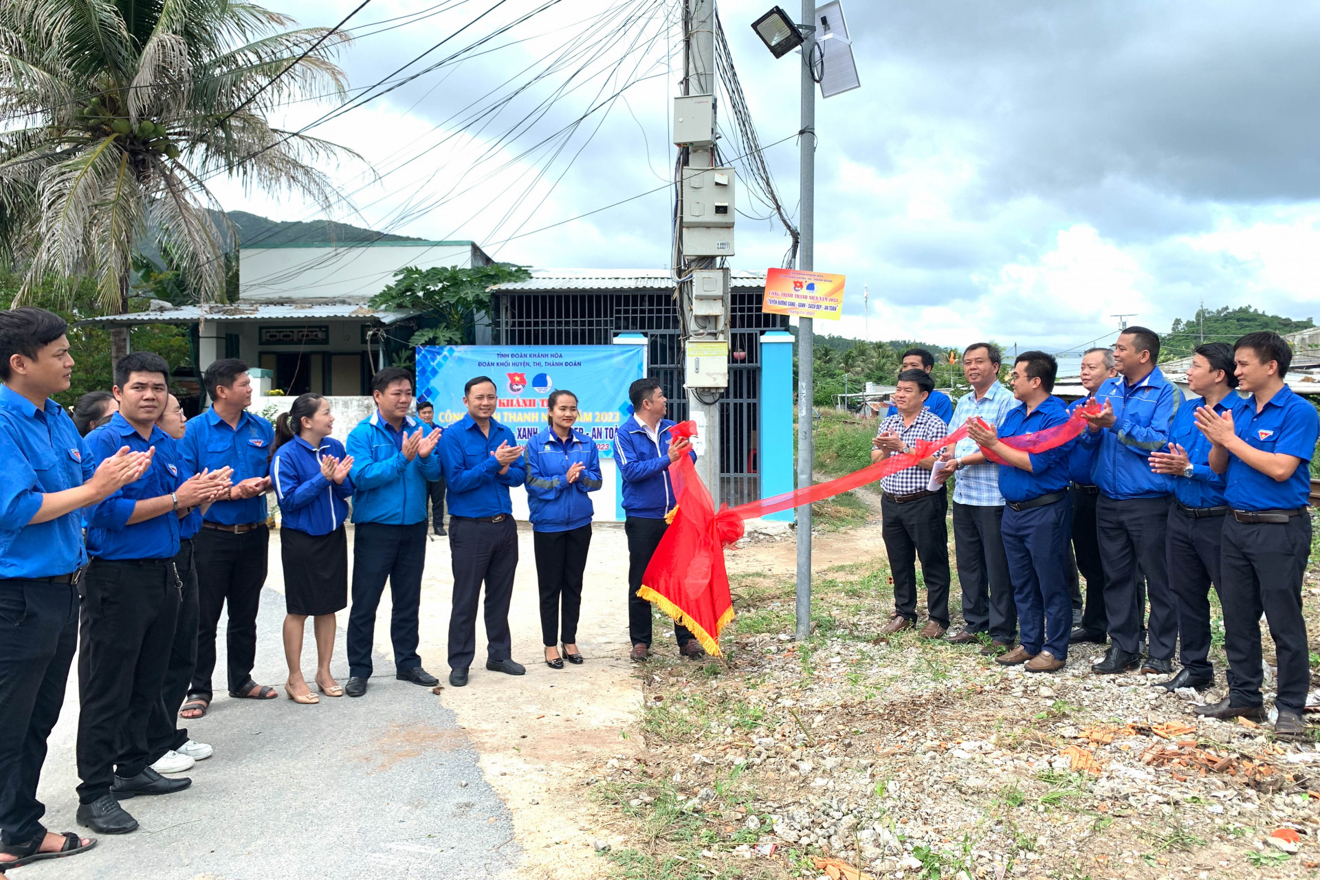 Khối huyện, thị, thành đoàn tổ thực hiện công trình Thắp sáng đường quê tại xã Vĩnh Lương.