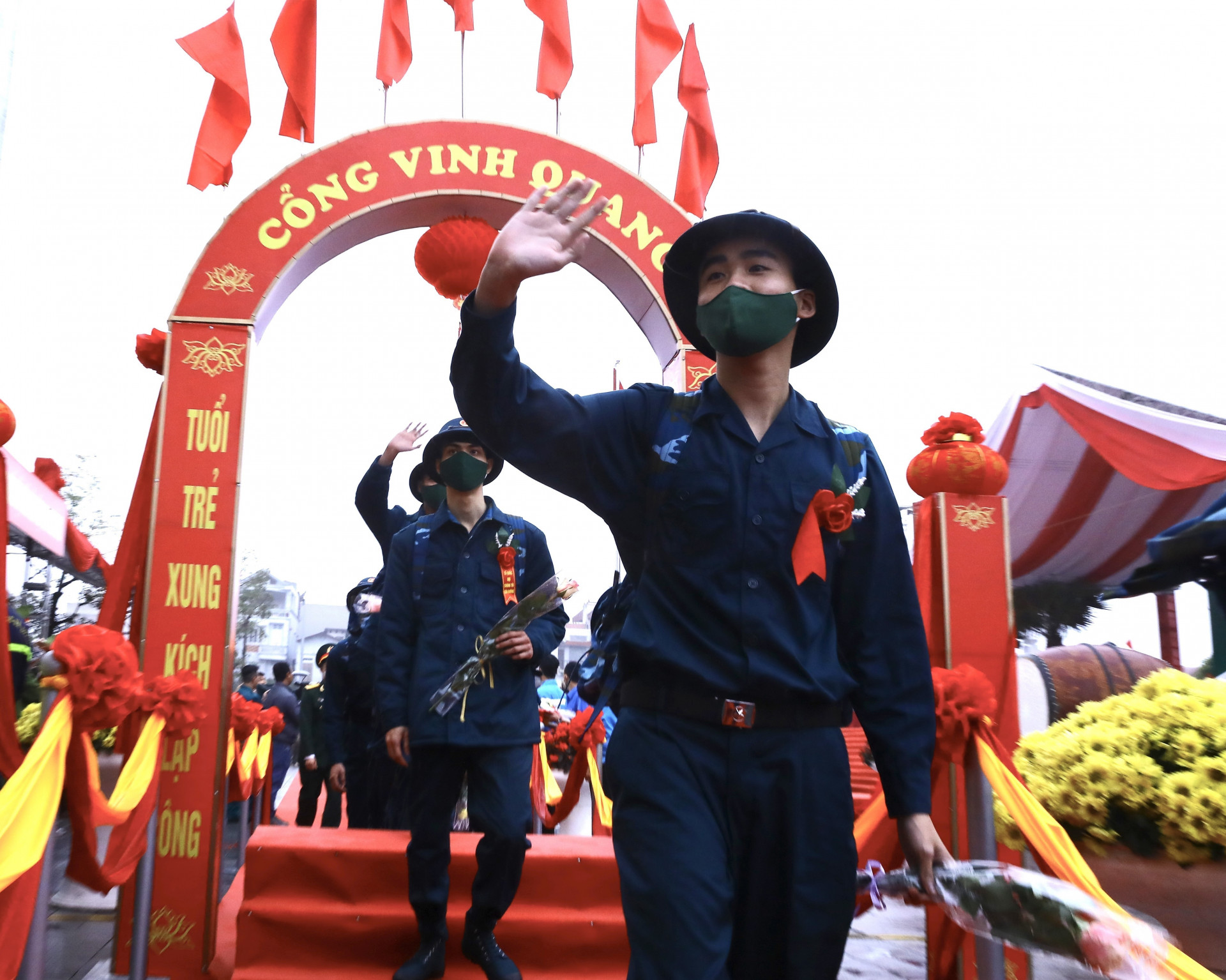 Thanh niên huyện Đông Anh, Hà Nội chia tay người thân lên đường thực hiện nghĩa vụ quân sự_Ảnh: TTXVN

