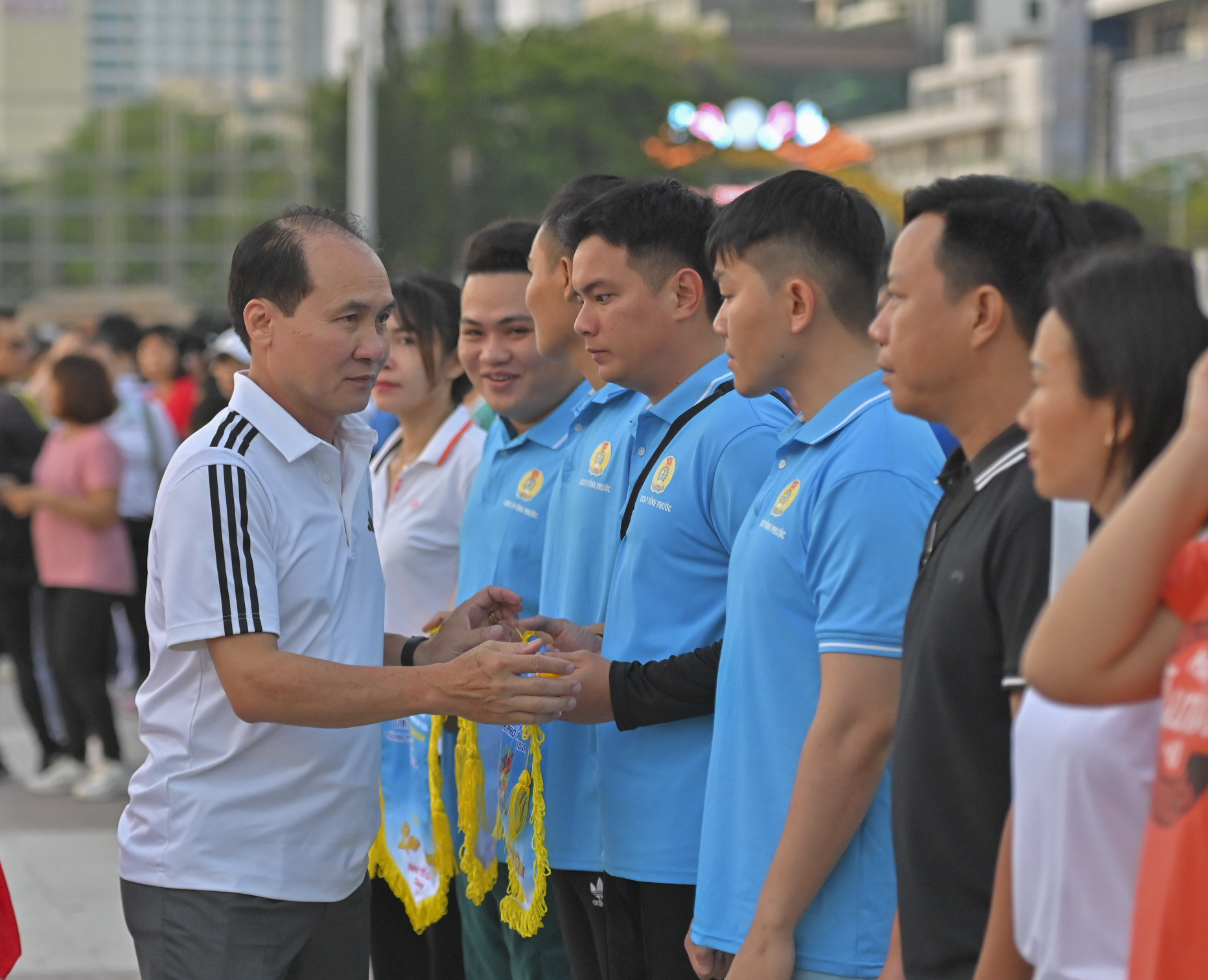 Nguyen Tuan Thanh - Deputy Director of the Provincial Department of Culture and Sports, giving souvenir flags to the participating units

