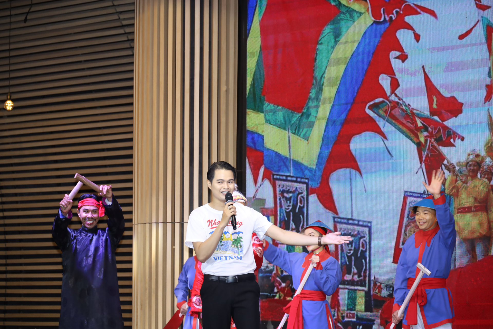 Trieu Phuc Nguyen (Ba Ria - Vung Tau Radio and Television Station) introducing about Ba Trao singing


