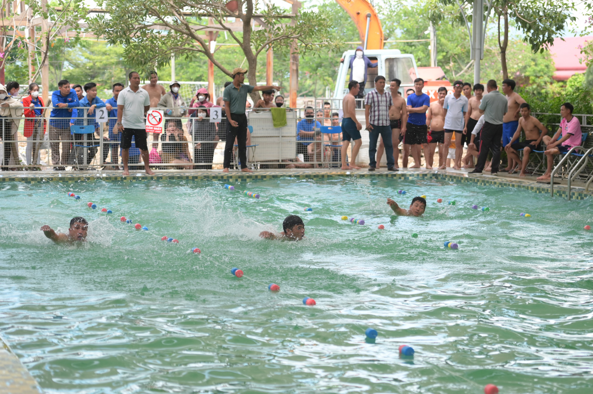 Thị đoàn Ninh Hoà tổ chức giải bơi lội trong cán bộ đoàn.