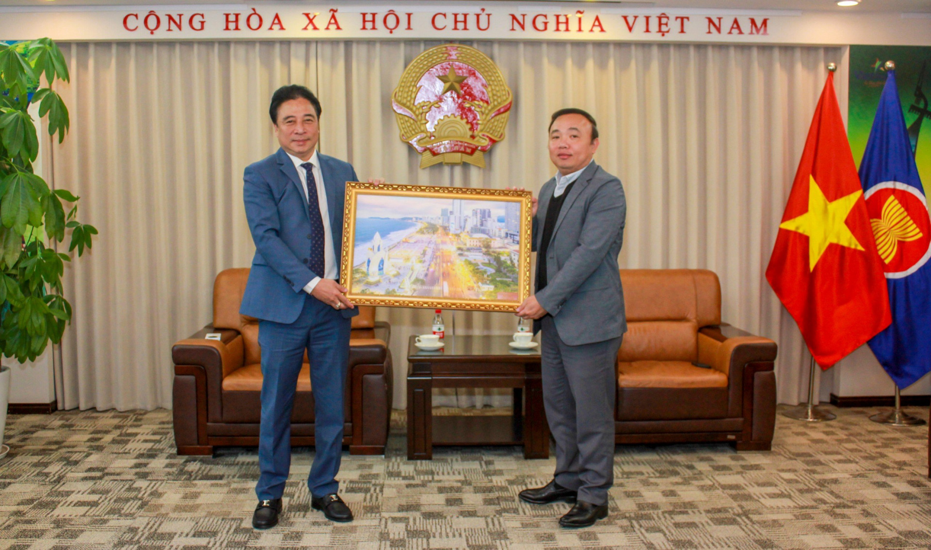 Ông Nguyễn Khắc Toàn tặng quà lưu niệm cho lãnh đạo Tổng Lãnh sự quán Việt Nam tại Thượng Hải.