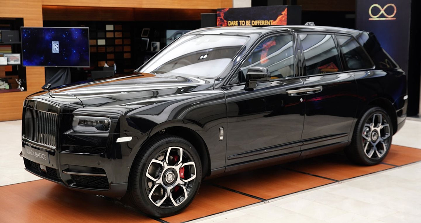 Rolls-Royce Cullinan Black Badge có giá khoảng 42 tỷ đồng tại Việt Nam.