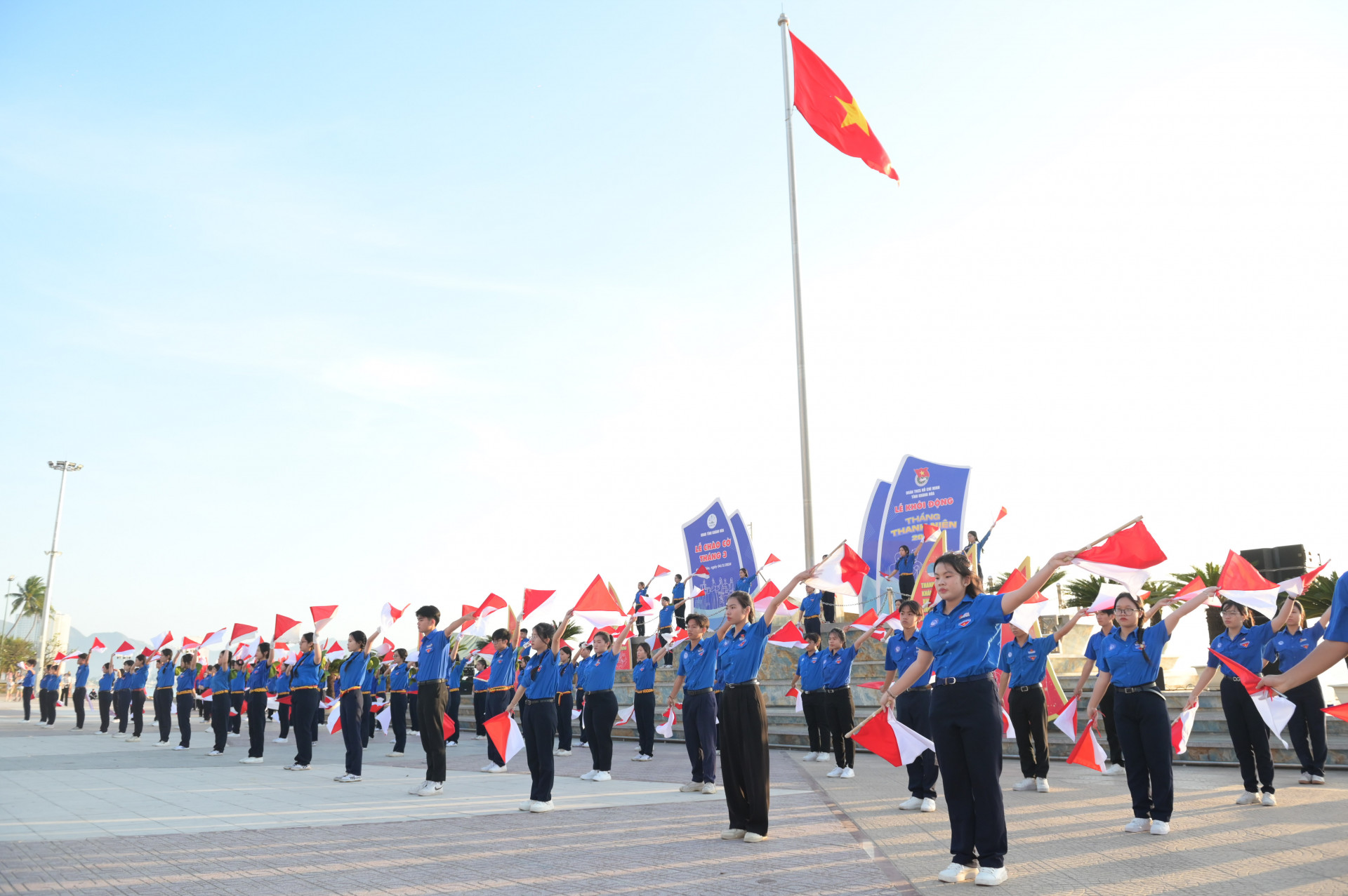 Đoàn viên, thanh niên đồng diễn cờ Semaphore tại Quảng trường 2 tháng 4 Nha Trang.