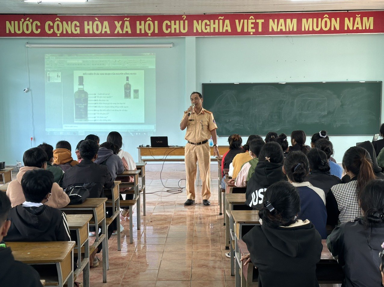 Cán bộ Phòng Cảnh sát giao thông Công an tỉnh tuyên truyền kiến thức về trật tự, an toàn giao thông cho học sinh trên địa bàn huyện Khánh Sơn