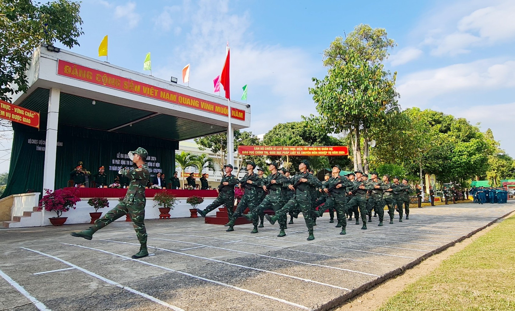 Các đơn vị duyệt đội ngũ tại buổi lễ.