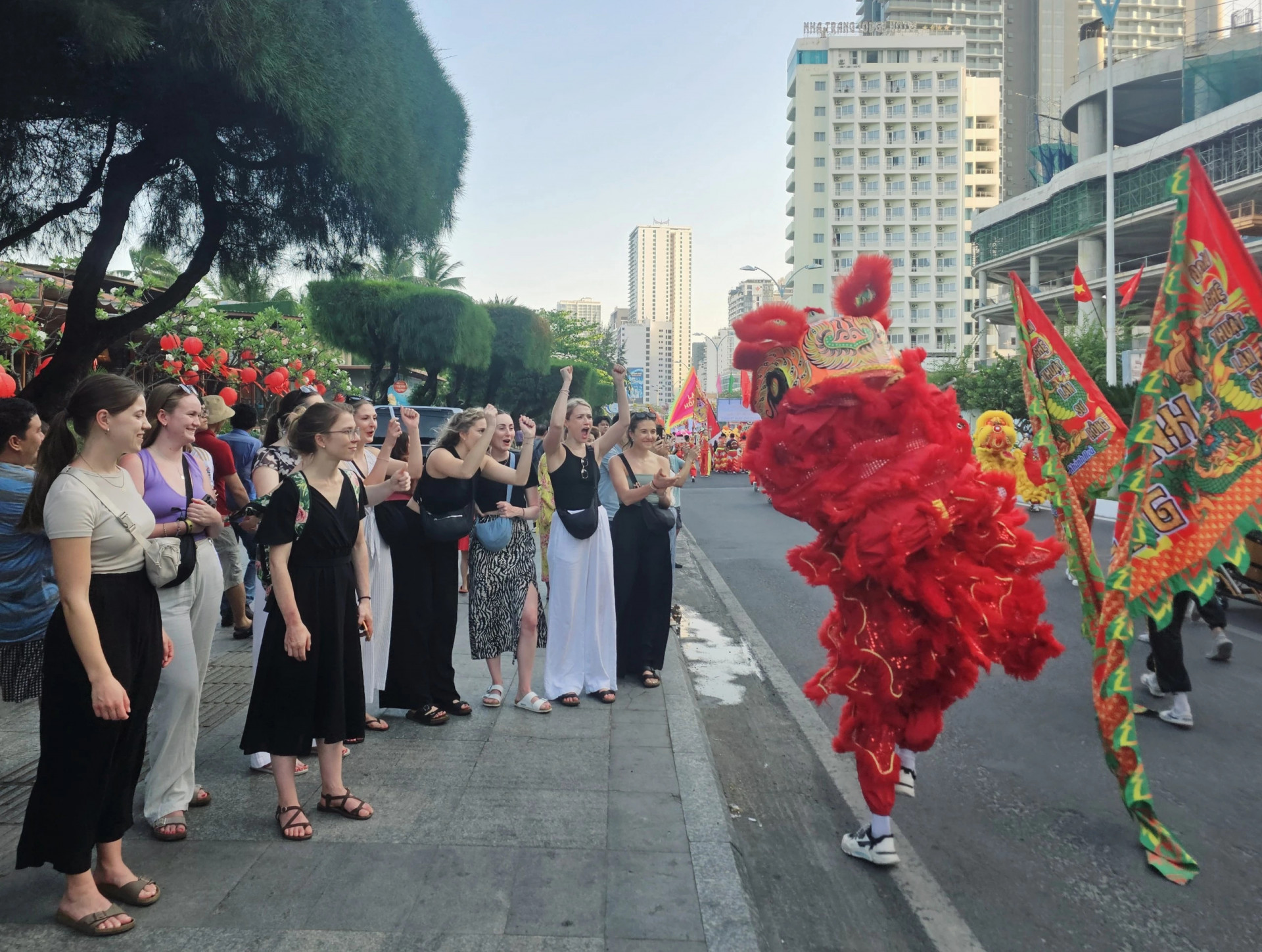 Tourists are excited with unicorn-lion-dragon performances (Photo: Thanh An)

