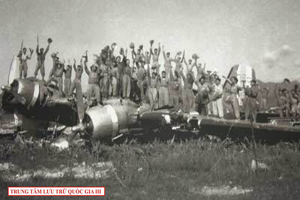 Bộ đội chiến sĩ hò reo trên xác máy bay địch bị pháo binh ta bắn rơi, tháng 5/1954.

