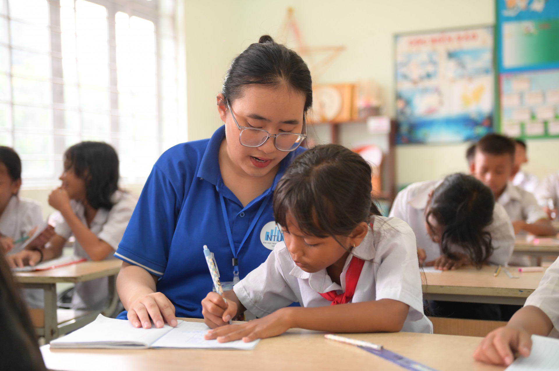 Đoàn viên, thanh niên Trường Đại học Nha Trang dạy học cho học sinh tại xã Suối Cát (huyện Cam Lâm).