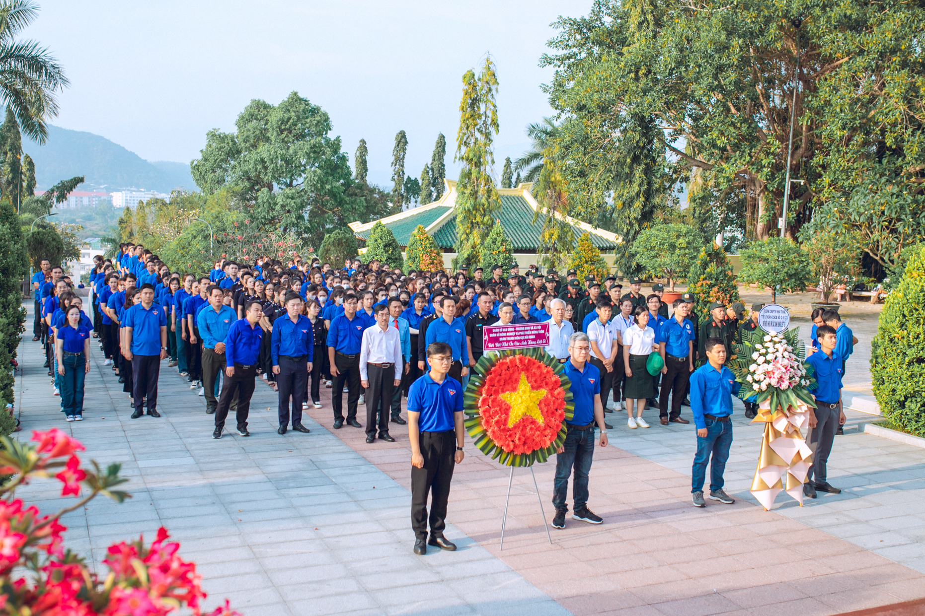 Các đại biểu, đoàn viên, thanh niên dâng hoa, dâng hương tưởng nhớ các anh hùng liệt sĩ.