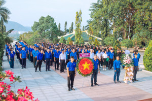 Các cơ sở đoàn tổ chức Ngày Chủ nhật xanh tại Nghĩa trang liệt sĩ Hòn Dung