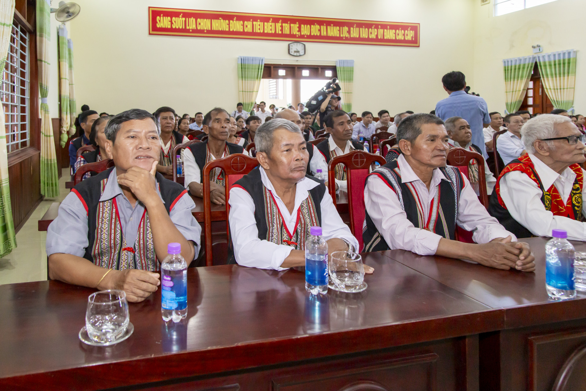 Dự Lễ trao 200 căn nhà tình nghĩa còn có các già làng, người có uy tín trong đồng bào dân tộc thiểu số 2 huyện Khánh Sơn và Khánh Vĩnh