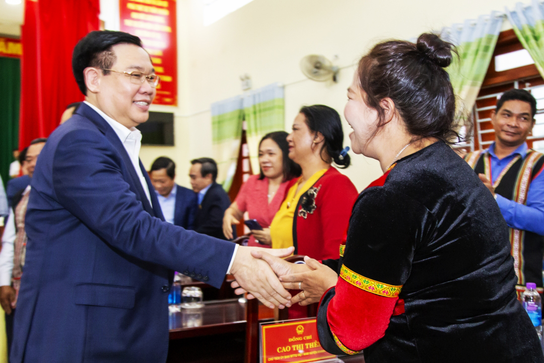 Chủ tịch Quốc hội Vương Đình Huệ bắt tay người dân huyện Khánh Vĩnh.