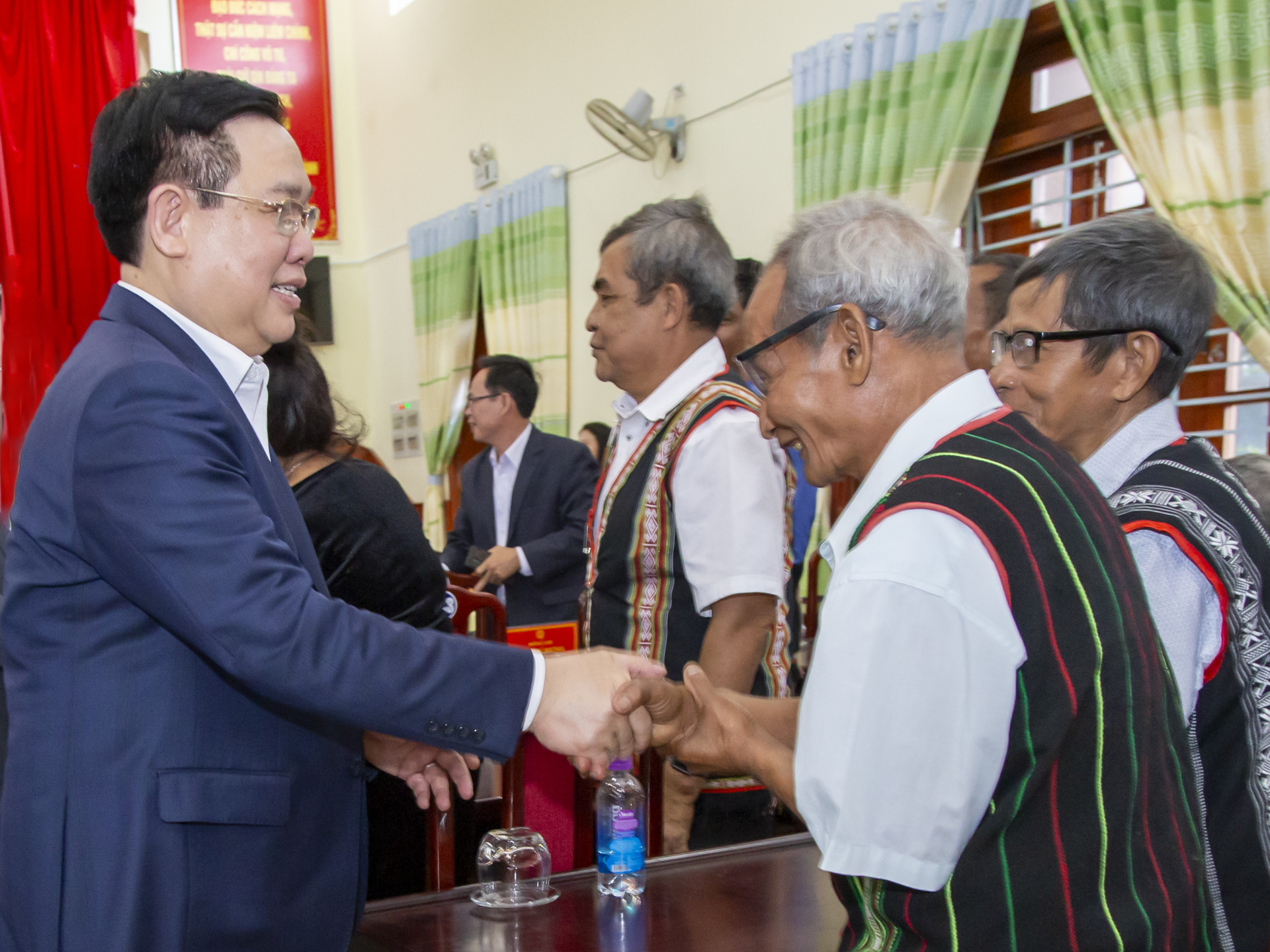 Chủ tịch Quốc hội Vương Đình Huệ bắt tay các già làng, người có uy tín trong đồng bào dân tộc thiểu số huyện Khánh Vĩnh