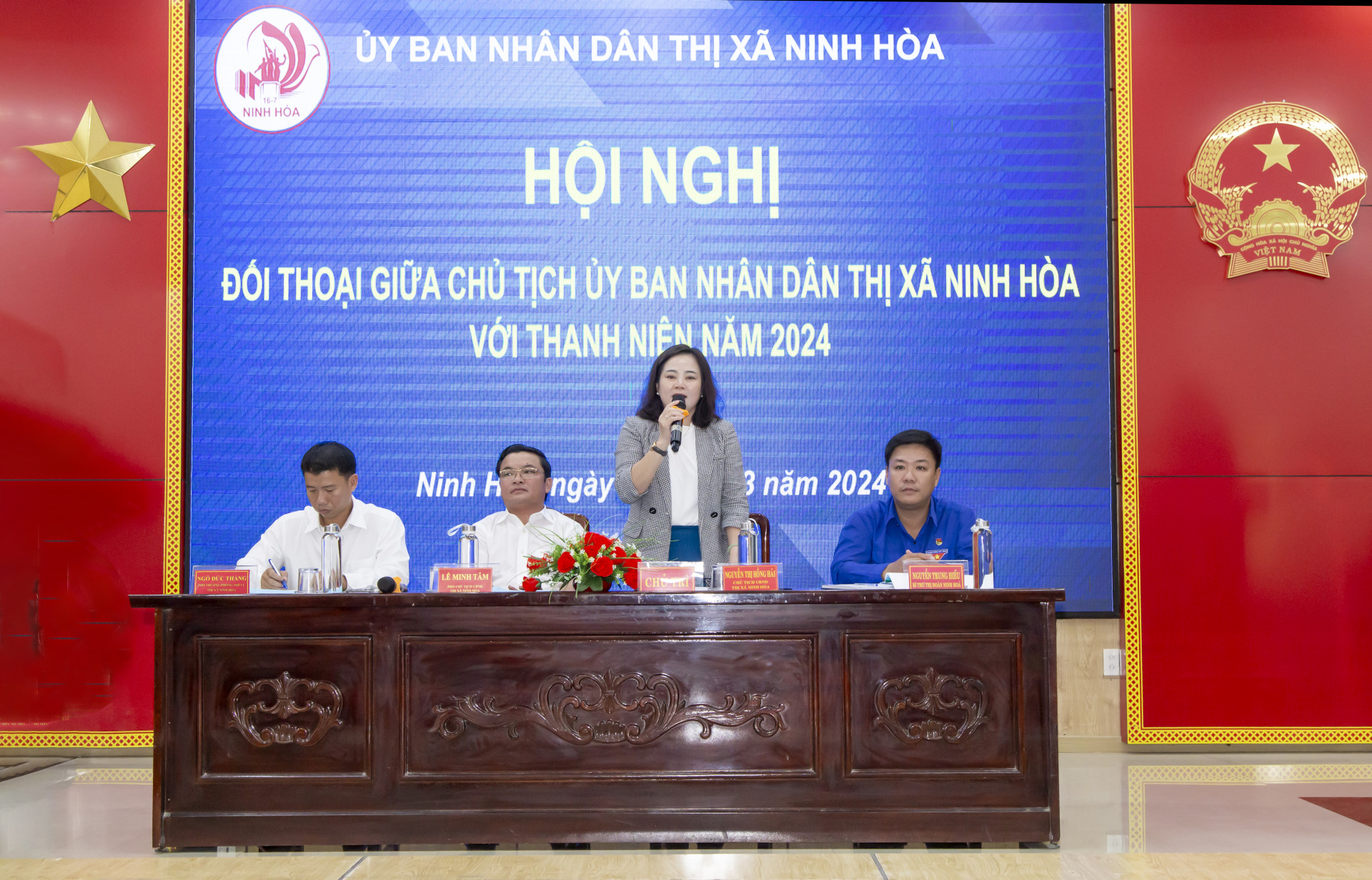 Bà Nguyễn Thị Hồng Hải đối thoại với thanh niên