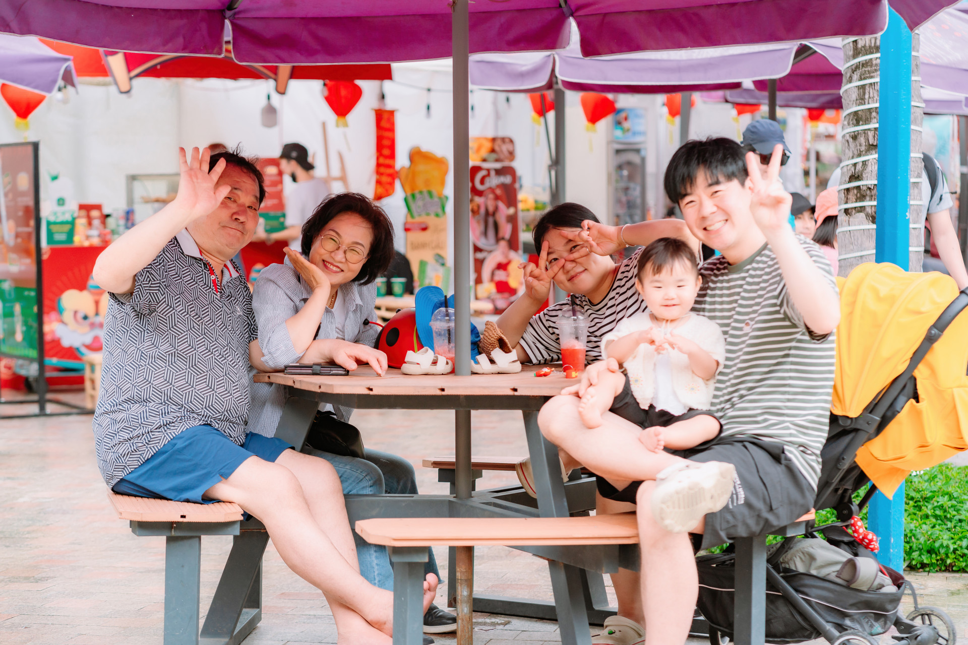 Một gia đình khách Hàn Quốc vui chơi  ở VinWonders Nha Trang.
