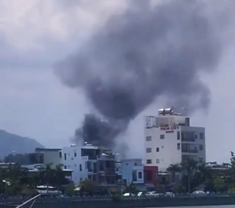 Hỏa hoạn thiêu rụi kho chứa đồ điện lạnh