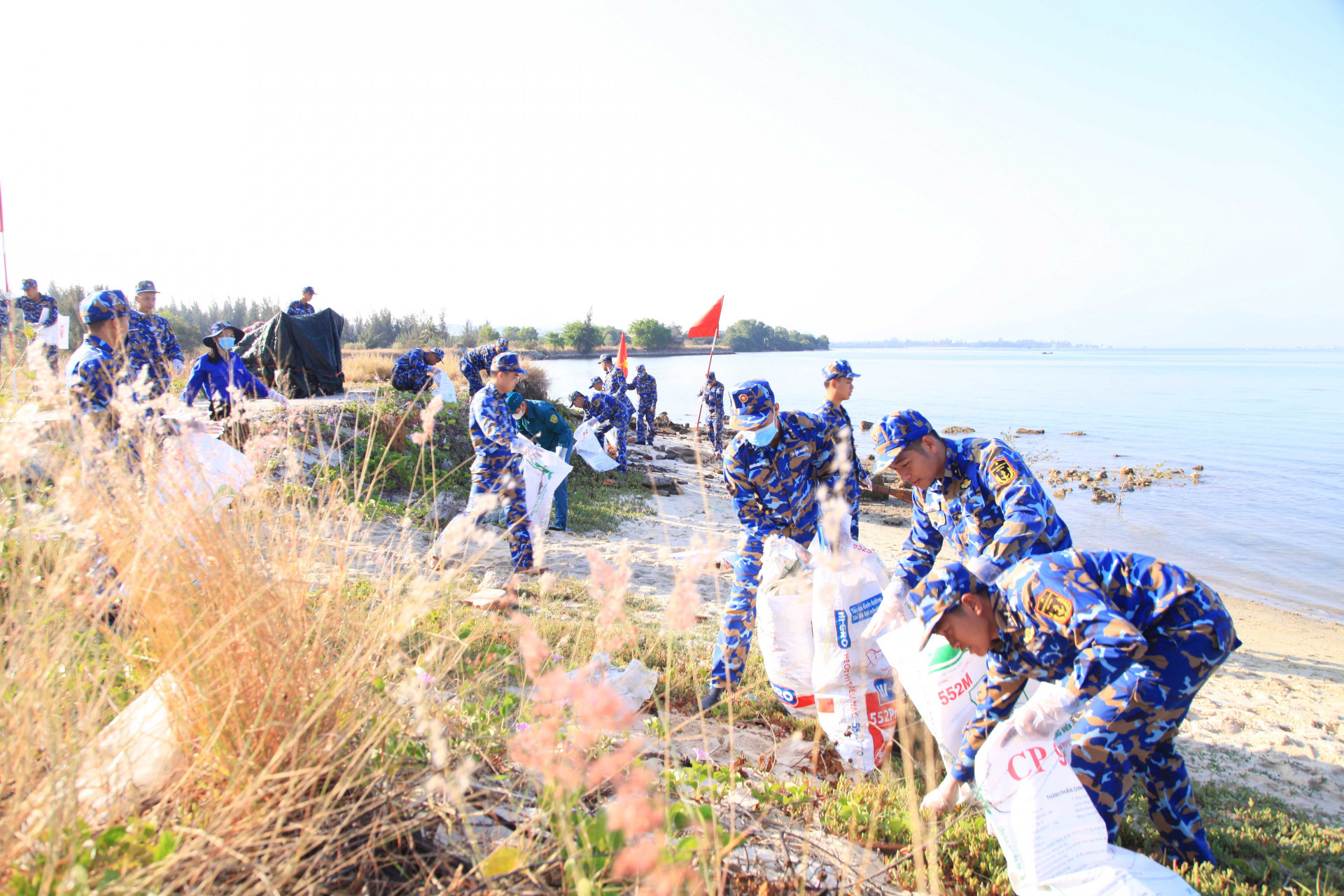 Đoàn viên, thanh niên Lữ đoàn 162 và Đoàn phường Cam Nghĩa hăng hái thực hiện Ngày Chủ nhật xanh.