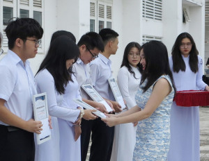 Trường Van Houston Academy và Công ty ELSA Speak (Hoa Kỳ): Trao học bổng cho học sinh 2 trường THPT tại Nha Trang