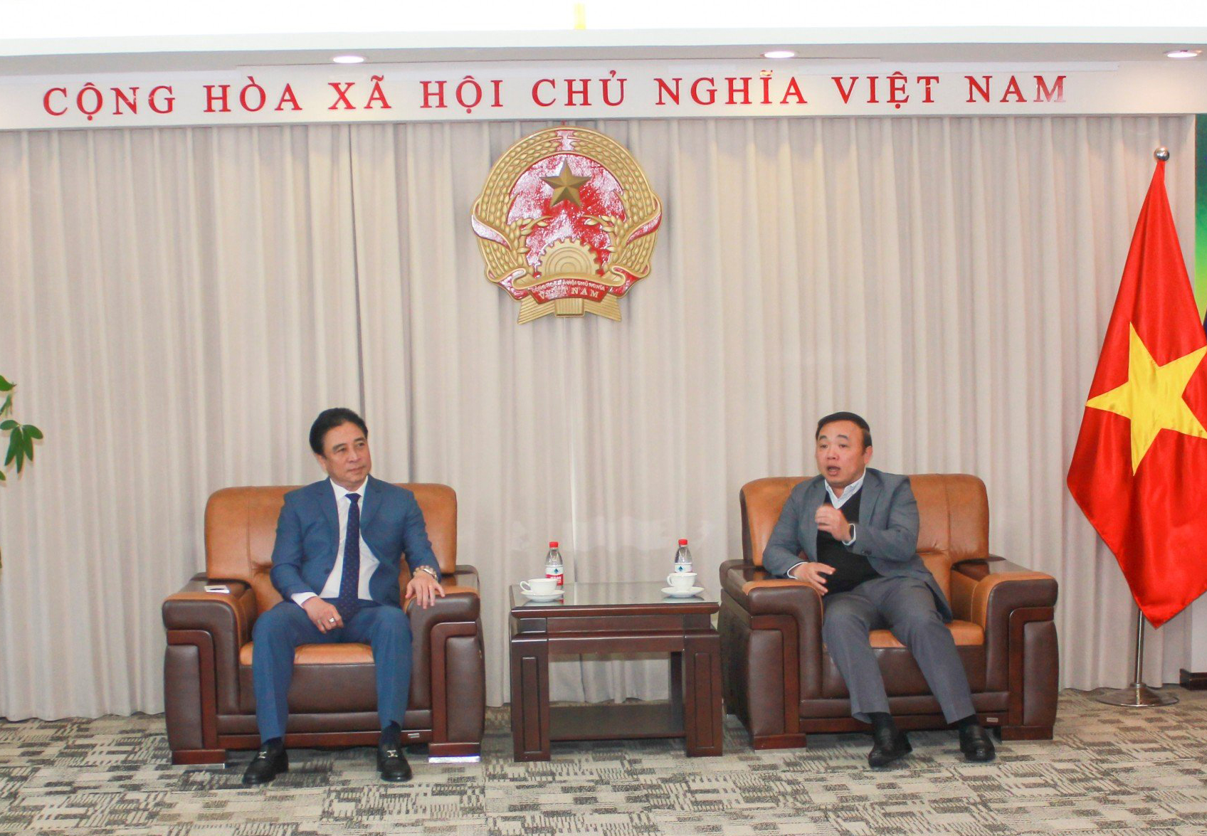 Ông Nguyễn Khắc Toàn thăm và thăm việc với ông Nguyễn Thế Tùng.