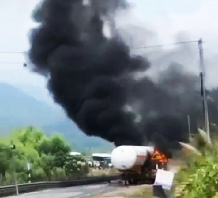 Xe bồn bị cháy khi đang di chuyển trên đường đèo Khánh Lê
