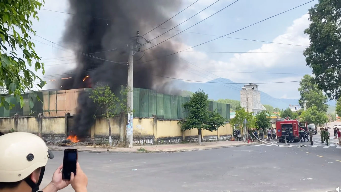 Đang điều tra nguyên nhân vụ cháy tại bãi tập kết phương tiện vi phạm ở Khánh Vĩnh