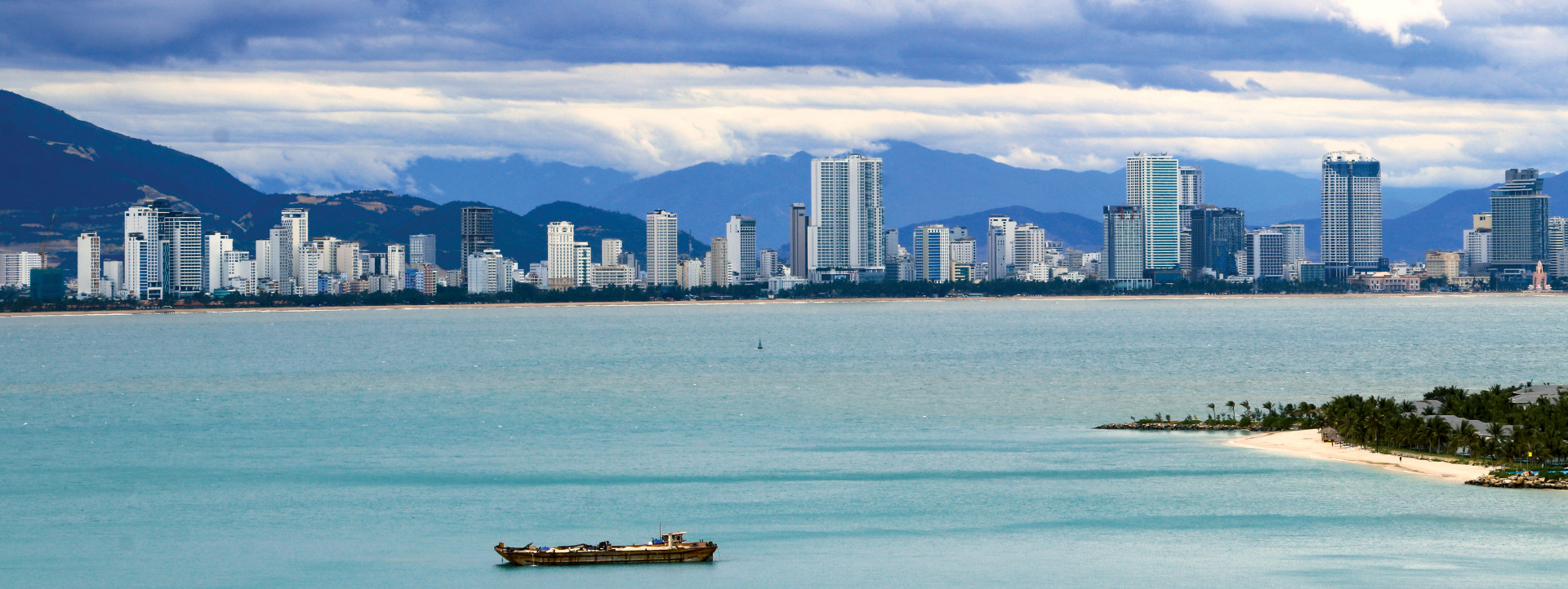 Nha Trang nhìn từ xa.