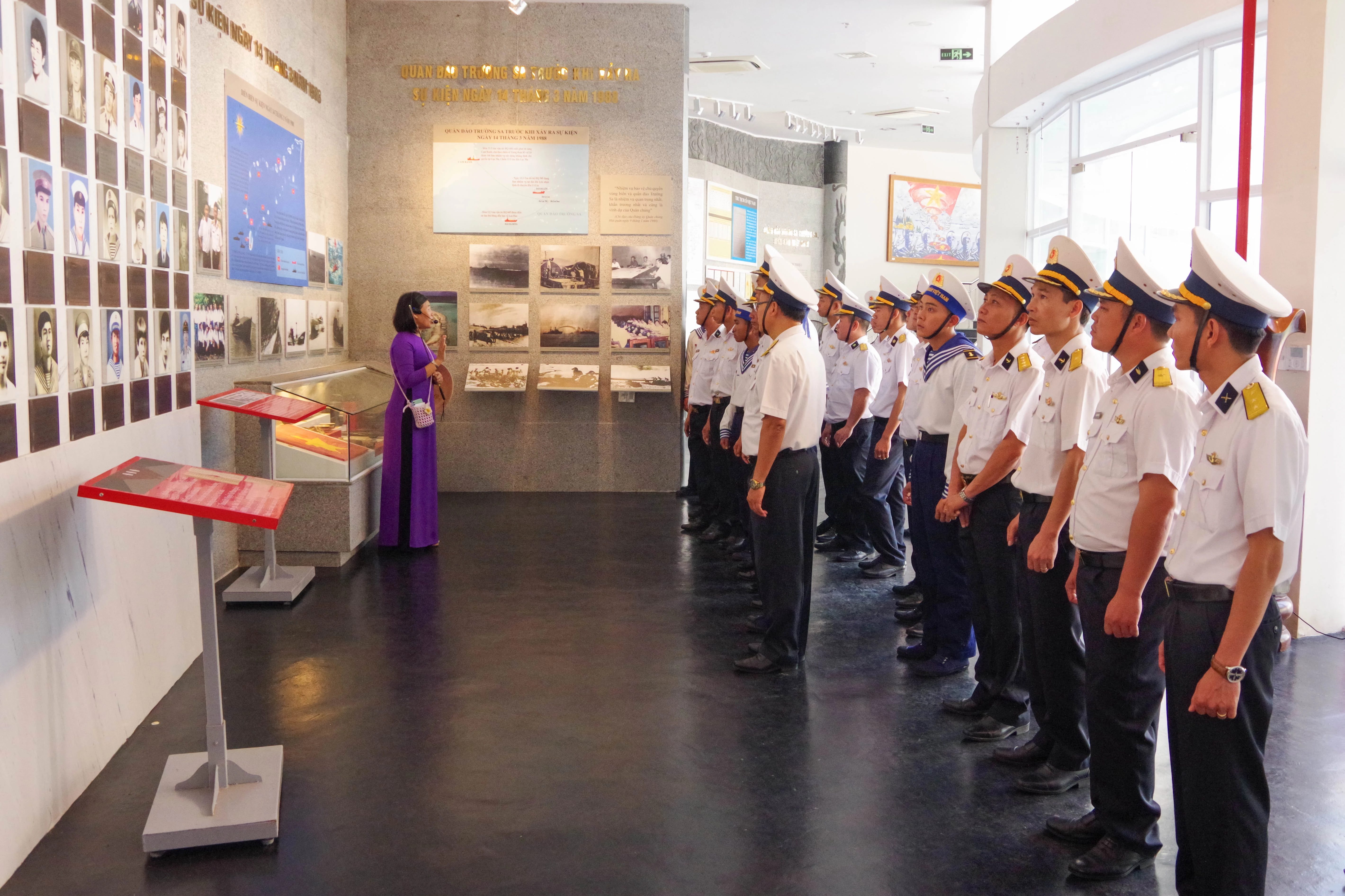 Các đơn vị quân đội dâng hương tại Khu tưởng niệm chiến sĩ Gạc Ma