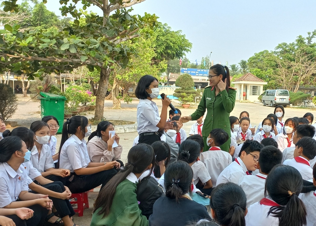 Tuyên truyền về phòng chống bạo lực học đường tại một trường THCS trên địa bàn huyện Diên Khánh. 