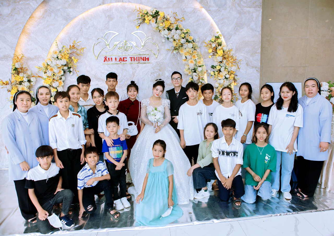 Các sơ và trẻ em mái ấm chung vui cùng em Ngô Nữ Kim Thanh trong ngày cưới. (Ảnh nhân vật cung cấp)