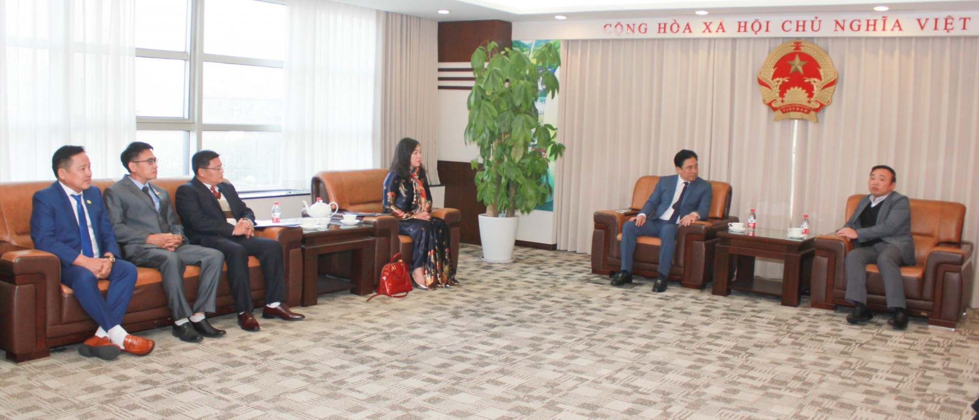 Quang cảnh buổi làm việc của Đoàn công tác tỉnh Khánh Hòa với lãnh đạo Tổng Lãnh sự quán Việt Nam tại Thượng Hải.