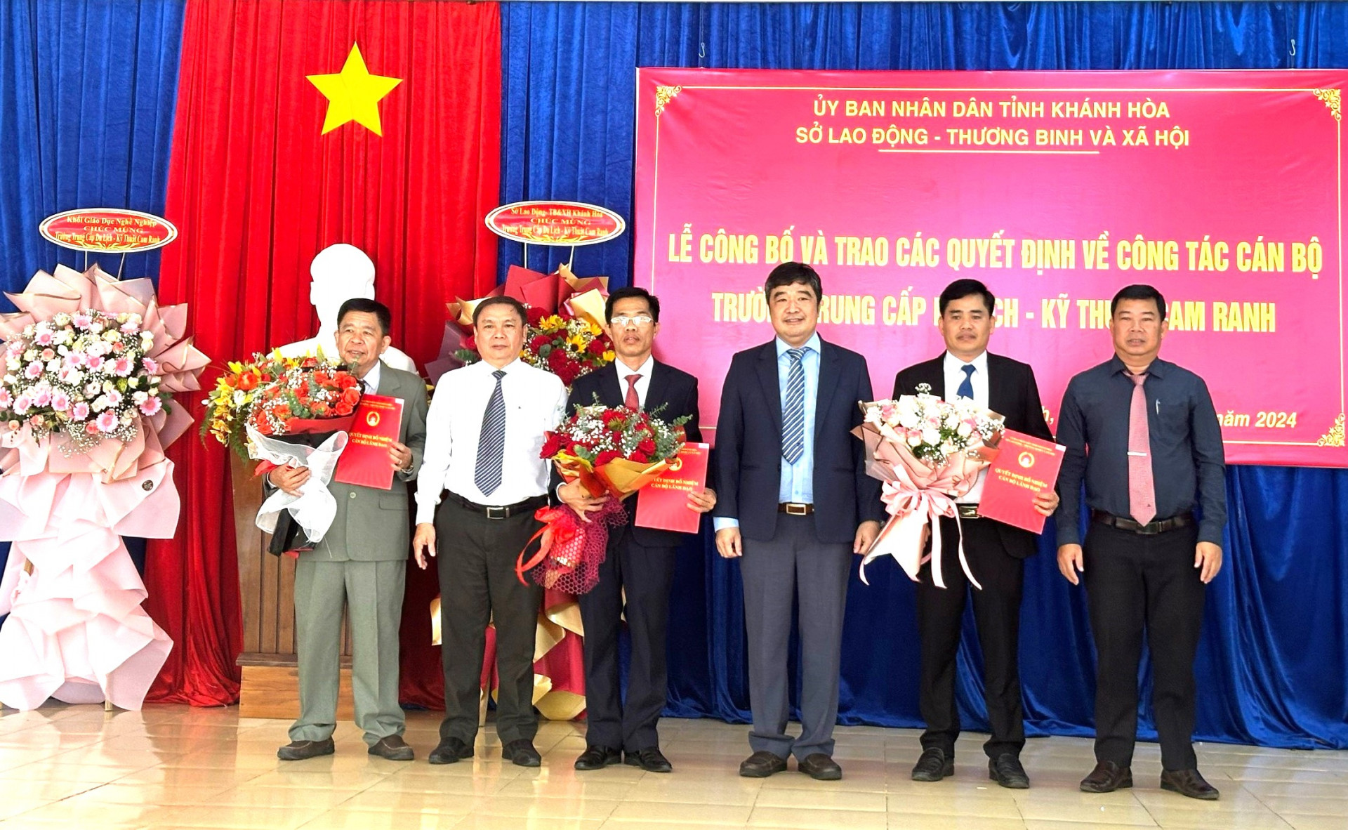 Lãnh đạo Sở Lao động - Thương binh và Xã hội trao các quyết định của UBND tỉnh về việc thành lập Trường Trung cấp Du lịch - Kỹ thuật Cam Ranh.