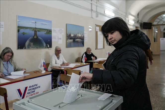 Cử tri bỏ phiếu bầu Tổng thống Nga tại điểm bầu cử ở St. Petersburg, ngày 15/3/2024. Ảnh: THX/TTXVN

