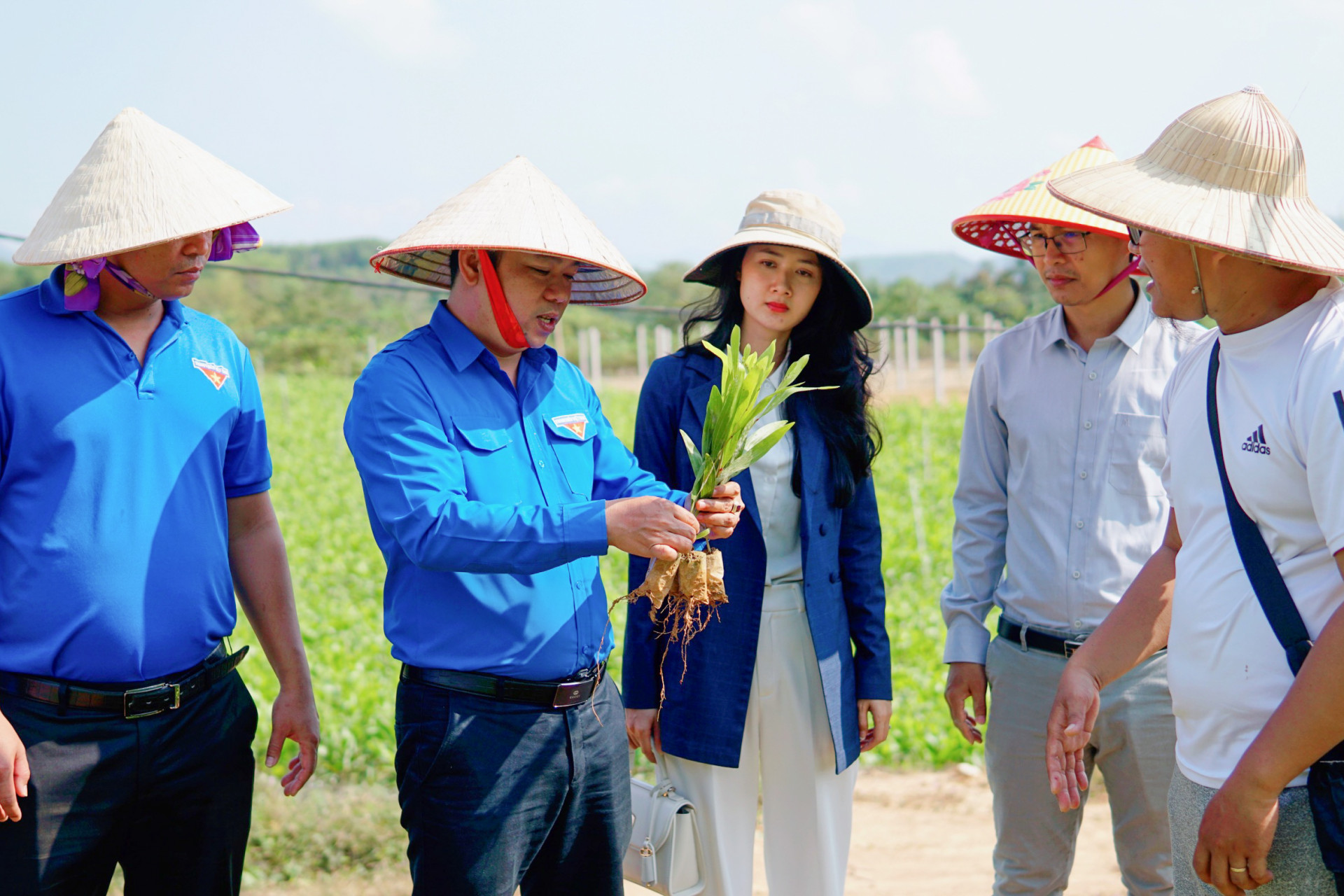 Các đại biểu tham quan mô hình sản xuất của Chi đoàn Pacific.