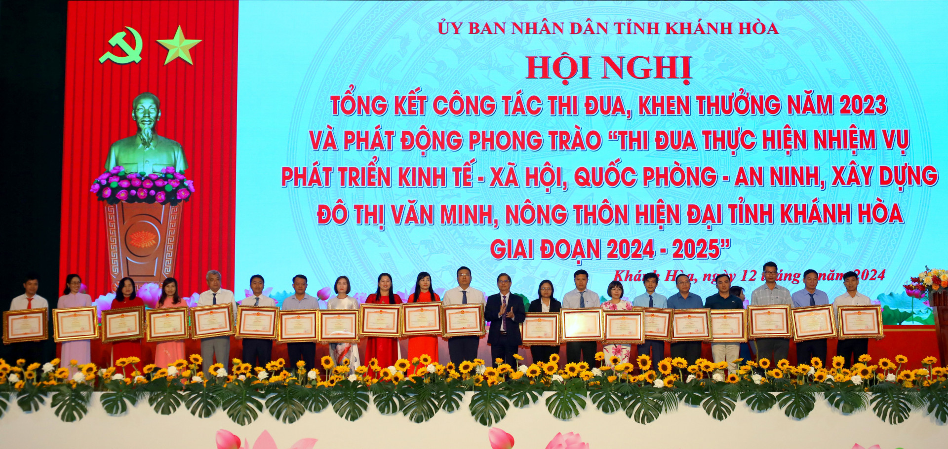 Đồng chí Nguyễn Tấn Tuân trao bằng khen của Thủ tướng Chính phủ cho các tập thể.