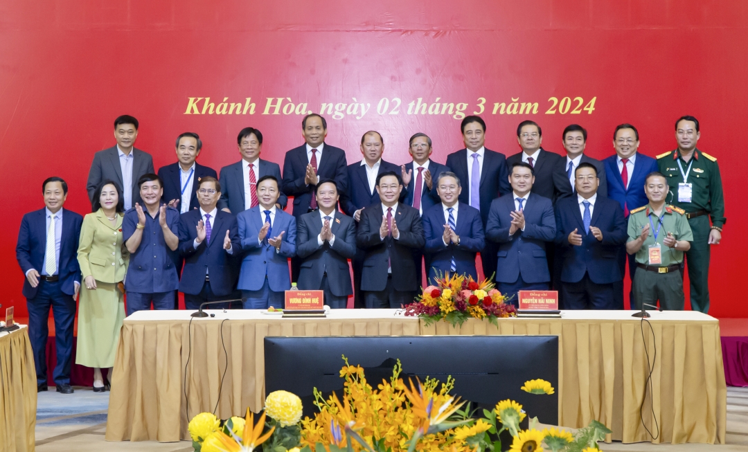 Chủ tịch Quốc hội và các vị lãnh đạo Trung ương chụp hình lưu niệm với Ban Thường vụ Tỉnh ủy Khánh Hòa. 
