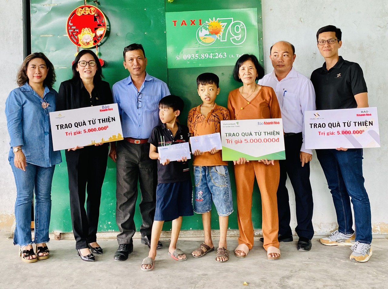Đại diện các đơn vị trao tiền ủng hộ cho gia đình 2 cháu Nguyễn Đức Duy và Nguyễn Duy Khang